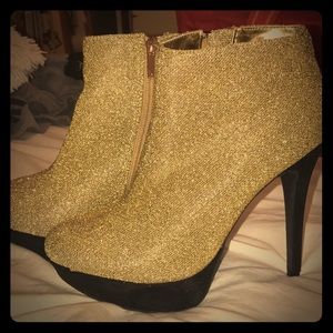 Gold heels !